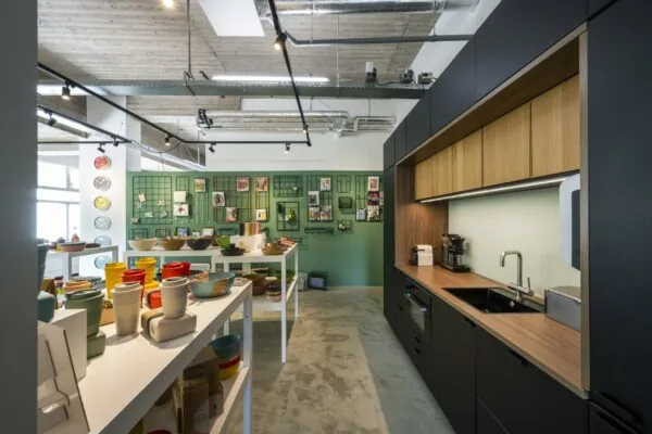 Moderne showroom met keukenopstelling en kleurrijk keukenservies aan de Van Leijenberghlaan.